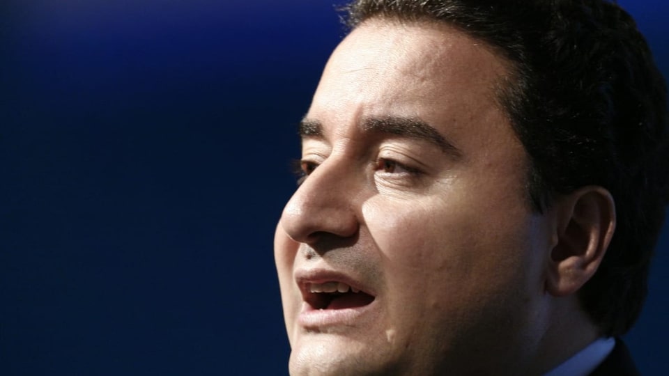 Ali Babacan spricht und schaut nach links