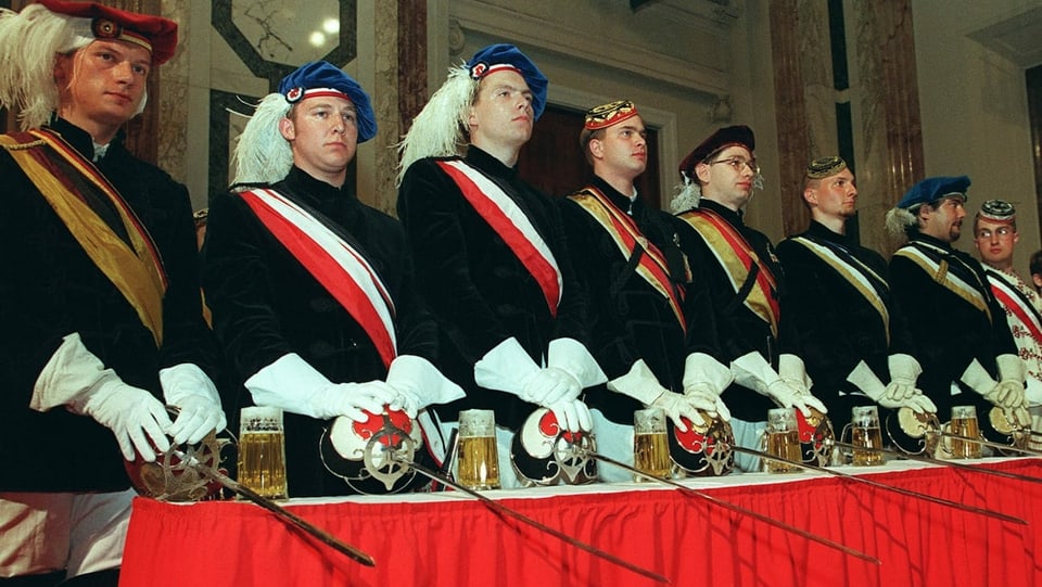 Mitglieder von Burschenschaften verfolgen 1998 in der Wiener Hofburg eine des FPÖ-Landesobmanns Hilmer Kabas.
