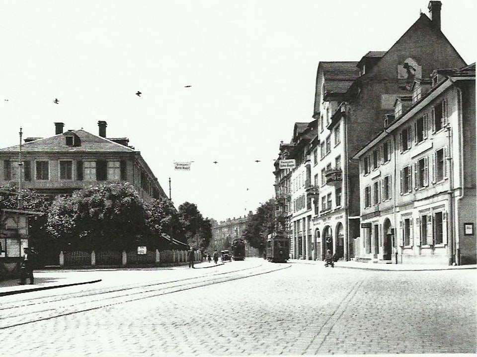 Schwarz-weiss-Bild der Bahnhofstrasse in St. Gallen um 1925.