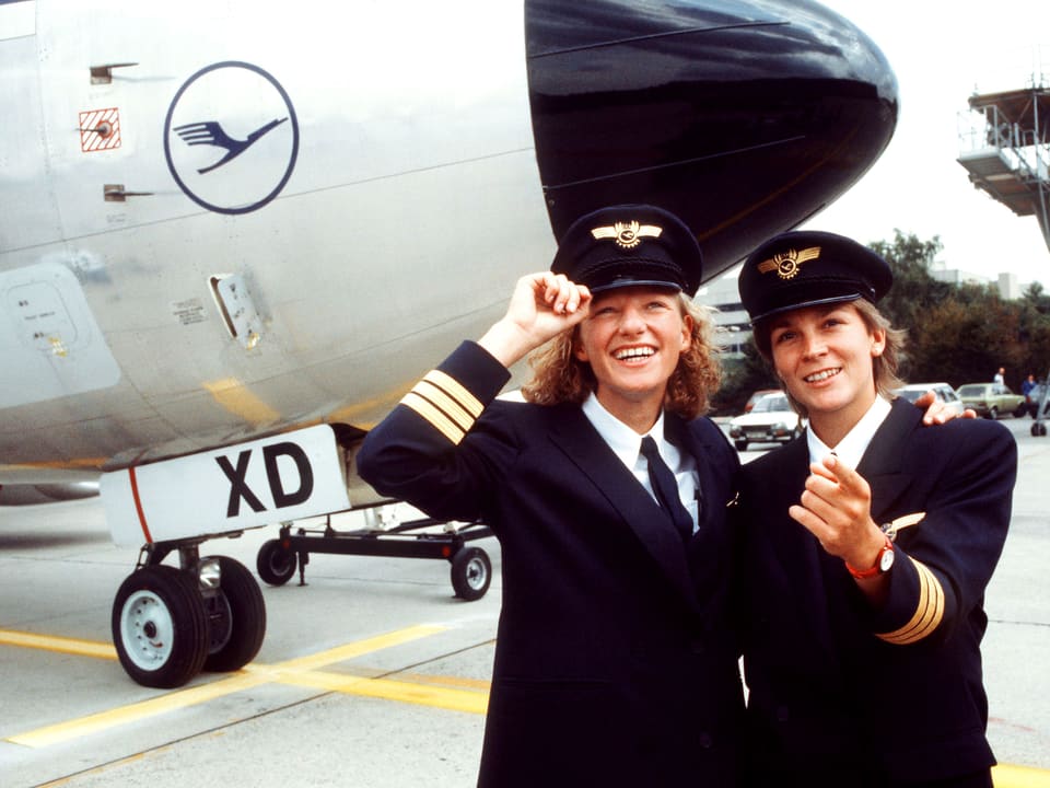 Zwei Frauen vor Flugzeug