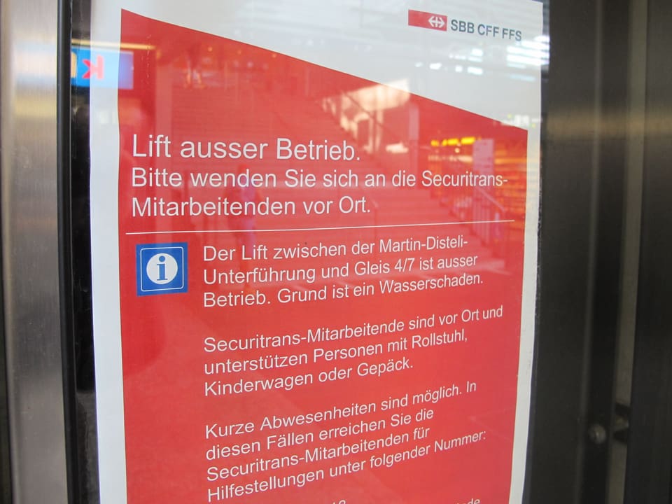 "Lift ausser Betrieb". Anschlag am Lift. Weisse Schrift auf rotem Grund. 