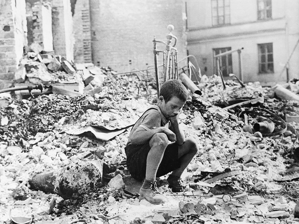 Ein polnischer Bub auf den Trümmers seines ehemaligen Heims, September 1939.