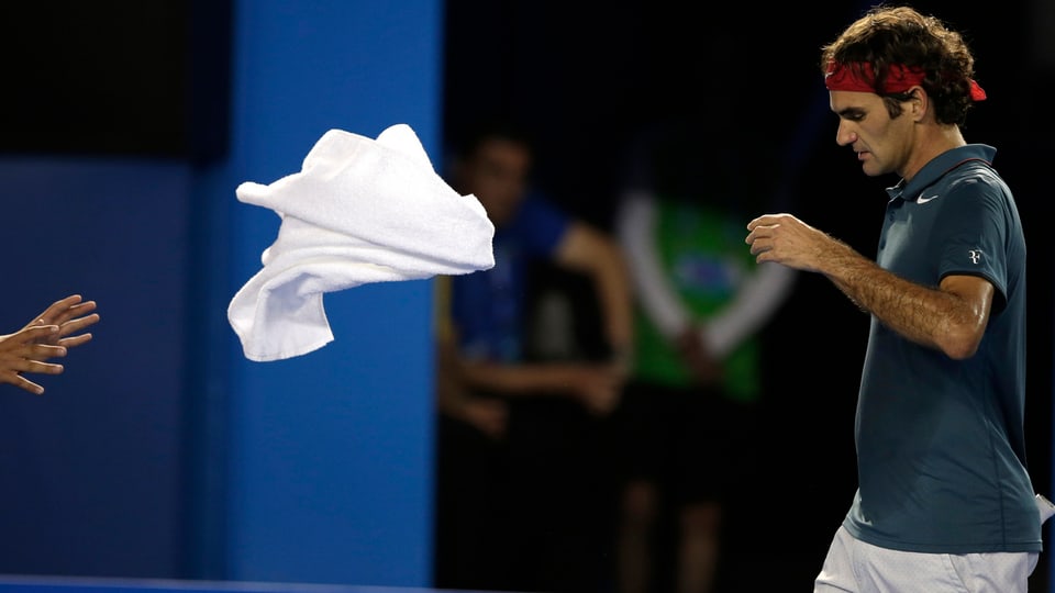 Federer wird ein weisses Tuch zugeworfen.