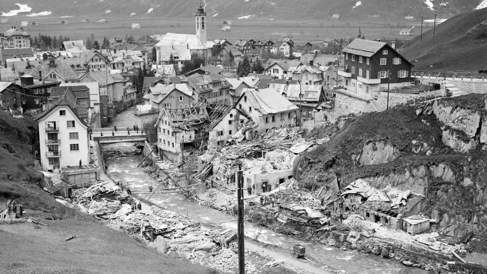 Schwarz-weiss Foto vom zerstörten Dorf Andermatt durch LAwine