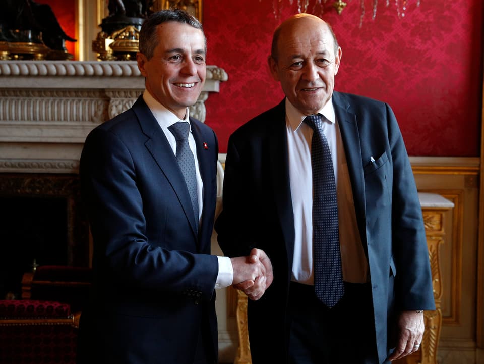 Ignazio Cassis und sein Amtskollege Jean-Yves le Drian beim Handshake in Paris.