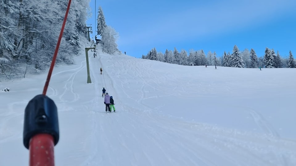 Foto aus der Perspektive eines Skifahrers am Skilift
