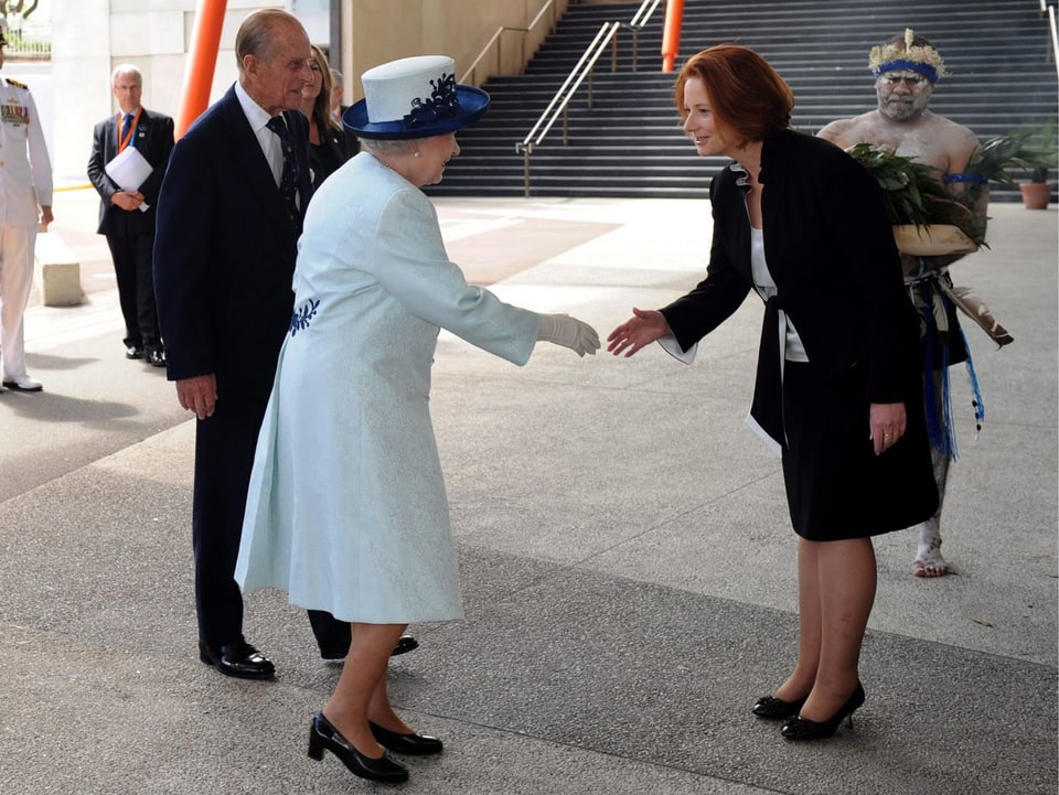 Die Queen schüttelt die Hand der australischen Premierministerin Julia Gillard im Jahr 2011