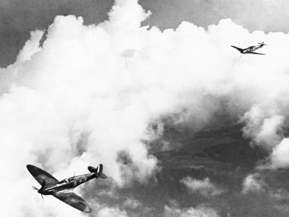 Eine deutsche Messerschmitt verfolgt eine britische Spitfire im Zweiten Weltkrieg.