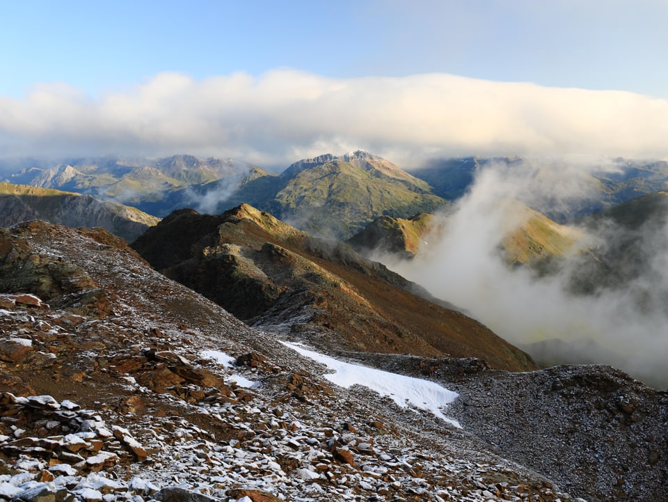 Frisch mit Schnee angezuckerter Bergrücken in Graubünden.
