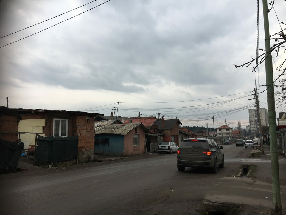 Autos finden sich auch im Armenviertel Sofias.