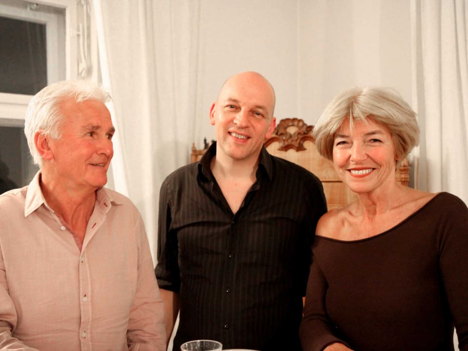 Portraitaufnahme von den Gastgebern Volker und Martina Pechtl und dem Schweizer Autor Tim Krohn.