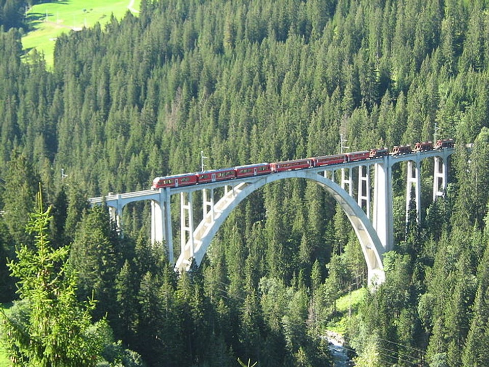 Der imposante Langwieser Viadukt ist eine einspurige Eisenbahnbrücke der Rhätischen Bahn und wurde erstmals im Dezember 1914 befahren. 