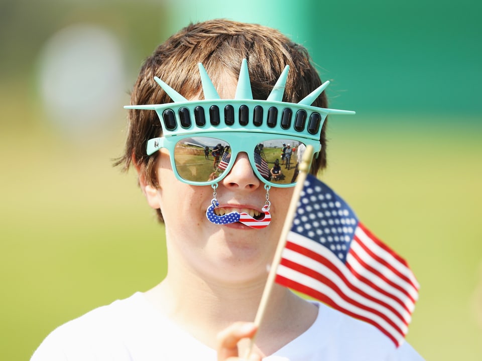 US-Fan mit Fähnchen, Freiheitsstatuen-Sonnenbrille und USA-Schnauz