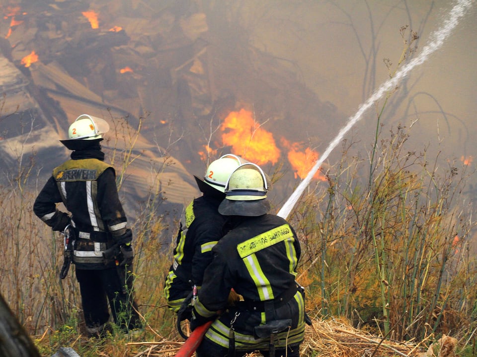 Feuerwehrleute bei der Brandbekämpfung.