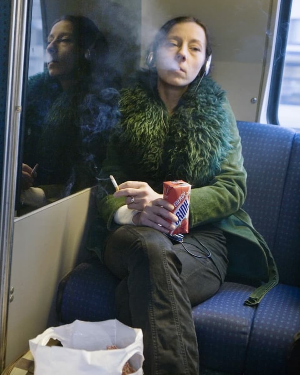 Frau raucht 2005 im Zug