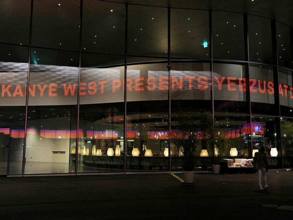 Fassade an der Art Basel mit Leuchtschrift: «Kanye West presents Yeezus.»