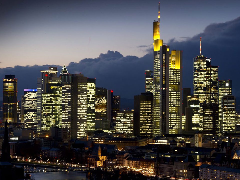 Frankfurter Skyline, erleuchtete Wolkenkratzer.