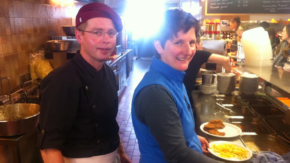 Franziska Fässler und Stephan Steine stehen in der Küche des Restaurant Rossweid im Sörenberg.