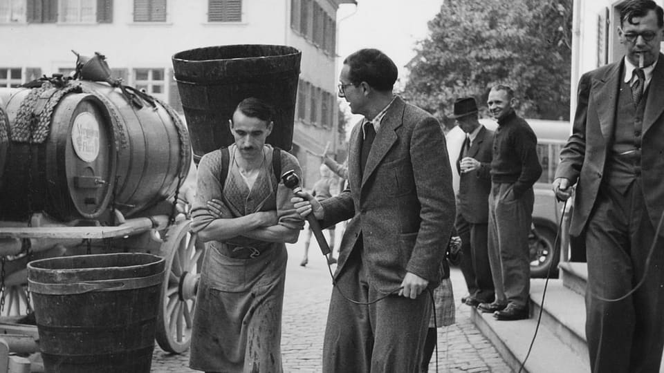 Arthur Welti interviewt in Andelfingen einen Winzer auf der Strasse.