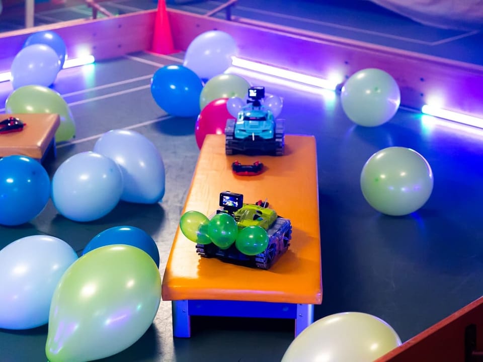 Ballone am Boden mit Spielzeugautos