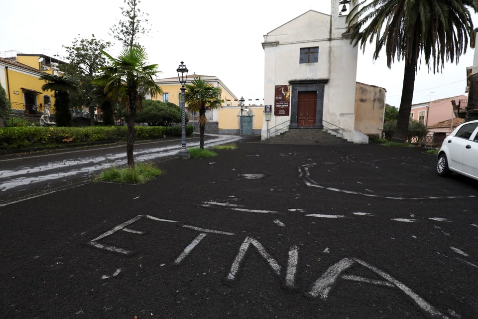Etna steht auf Boden geschrieben