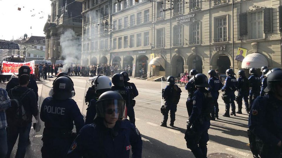 Im April 2018 kesselte die Polizei in der Berner Innenstadt hunderte Demonstrant*innen ein.