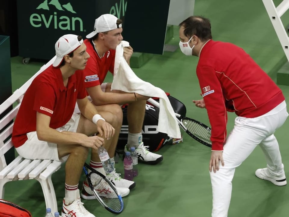 Team-Captain Severin Lüthi mit Marc-Andrea Hüsler und Dominic Stricker.