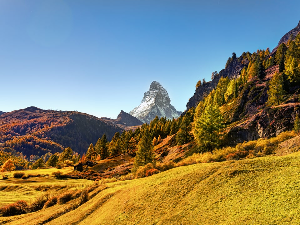 Gelb verfärbte Berglandschaft mit blauem Himmel.