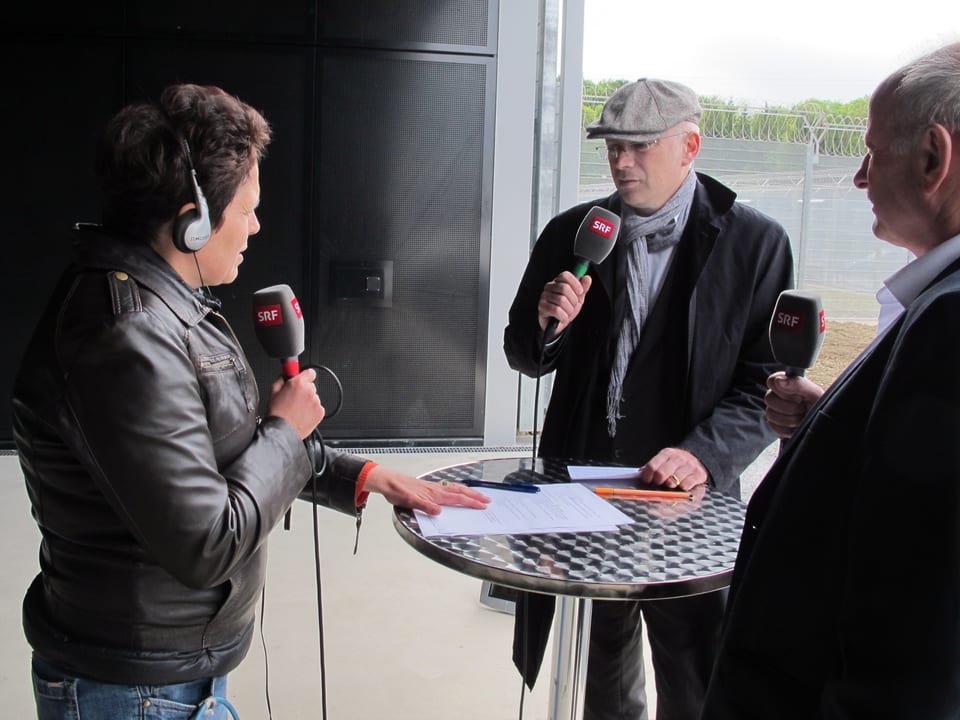 Regionaljournal-Reporterin Andrea Affolter im Gespräch mit Gästen in der Live-Sendung aus dem neuen Gefängnis Deitingen.