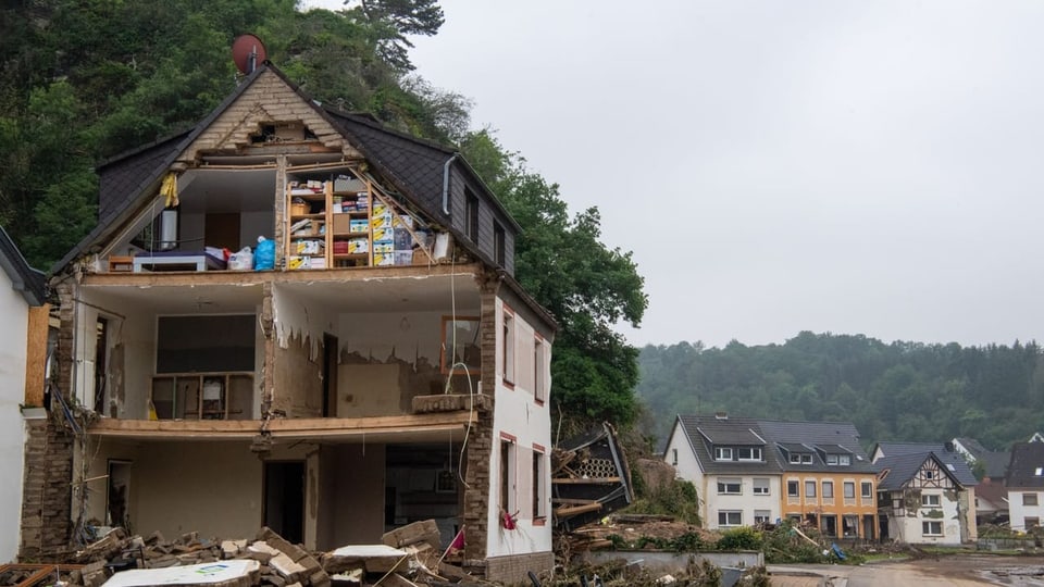 Ein Haus ohne Fassade am Rande der Ahr im Ortsteil Altenburg.