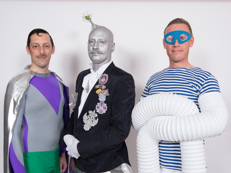 Drei Männer in lustigen Kostümen. 