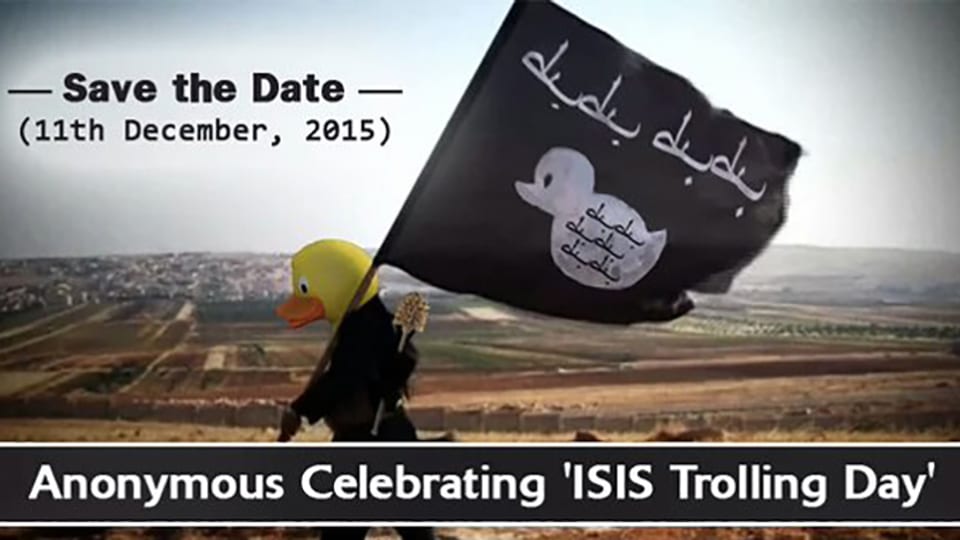 Eine Gummiente trägt eine ISIS-Fahne mit einer Ente drauf.