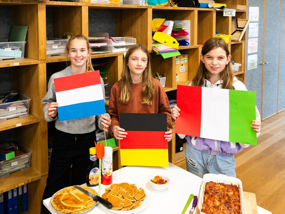 Sara (Holland), Emilia (Deutschland) Camille (Italien) zeigen ihren «Nationentisch».