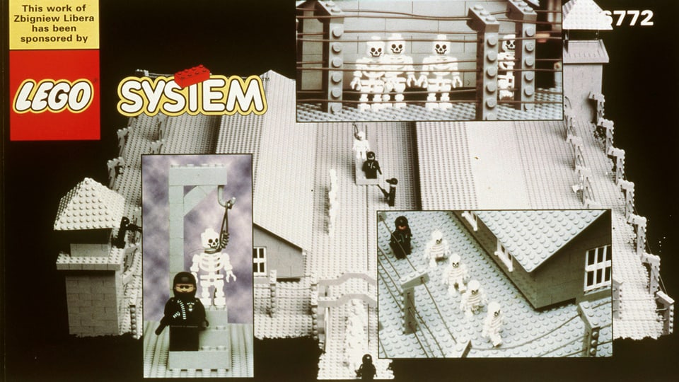 Eine Legoschachtel, die Situationen aus einem Konzentrationslager zeigt. 