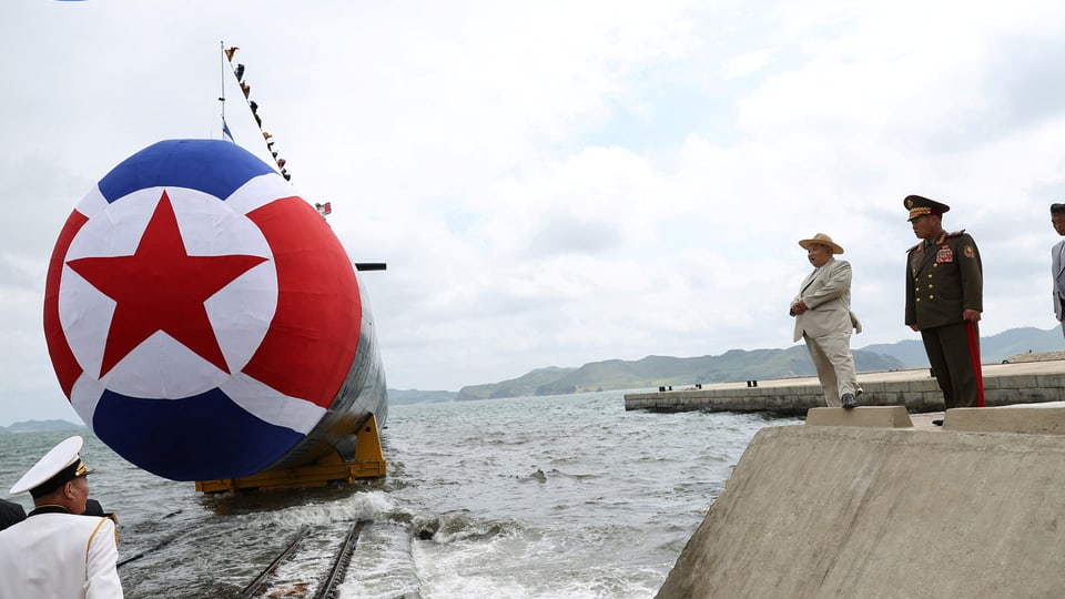 Kim Jong-un neben einem U-Boot. 