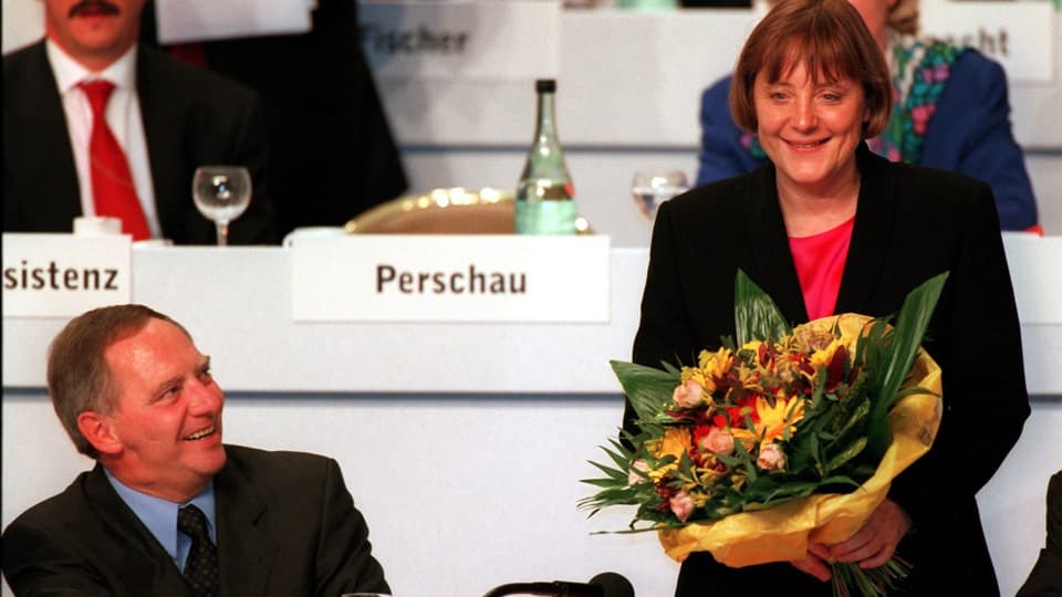 Wolfgang Schäuble neben der strahlenden Angela Merkel, die zur Generalsekretärin der CDU gewählt wurde