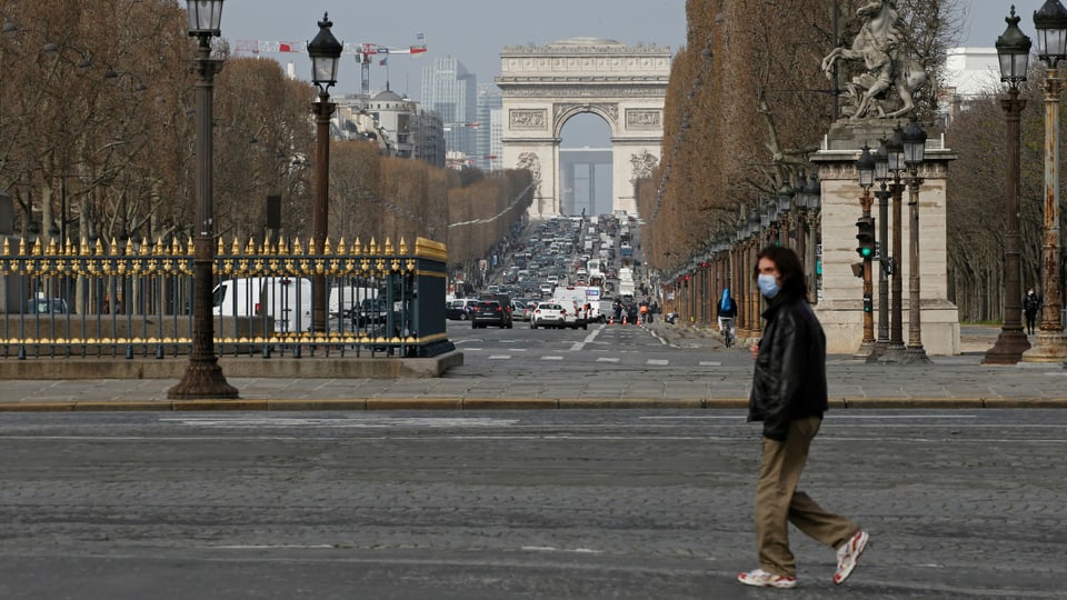 Mann spaziert durch Paris, 17. März 2021.