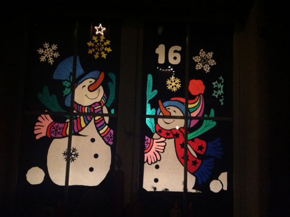 Adventsfenster mit Schneemann.