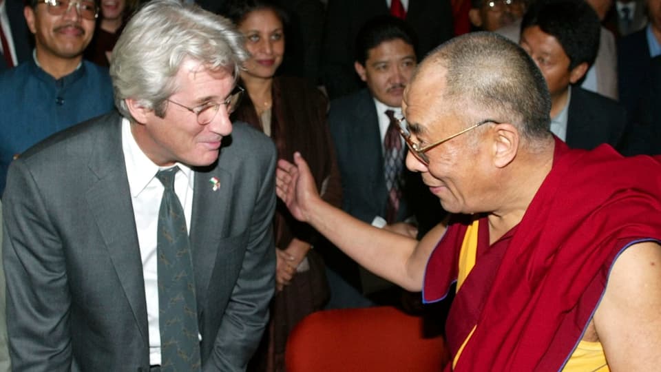 Richard Gere unterhaltet sich mit Dalai Lama. 