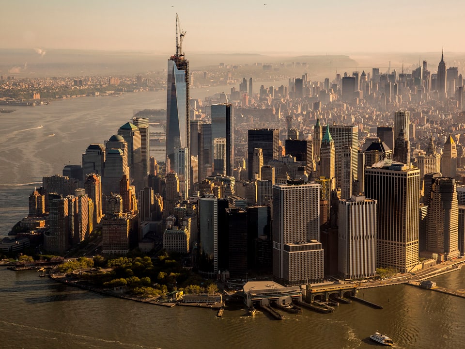 Luftaufnahme der Skyline des Südzipfels von Manhattan, das WTC ragt heraus.
