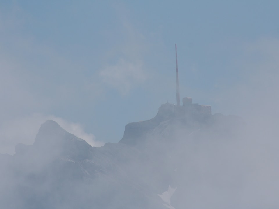 Bergspitze im Nebel.