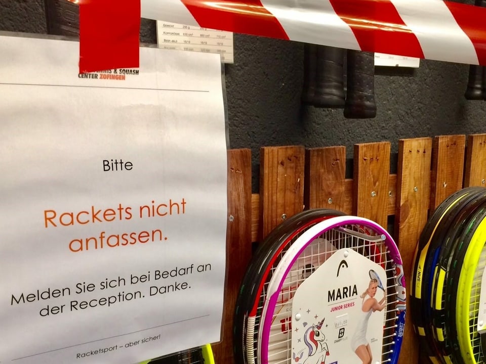 Absperrband über Tennis-Rackets.