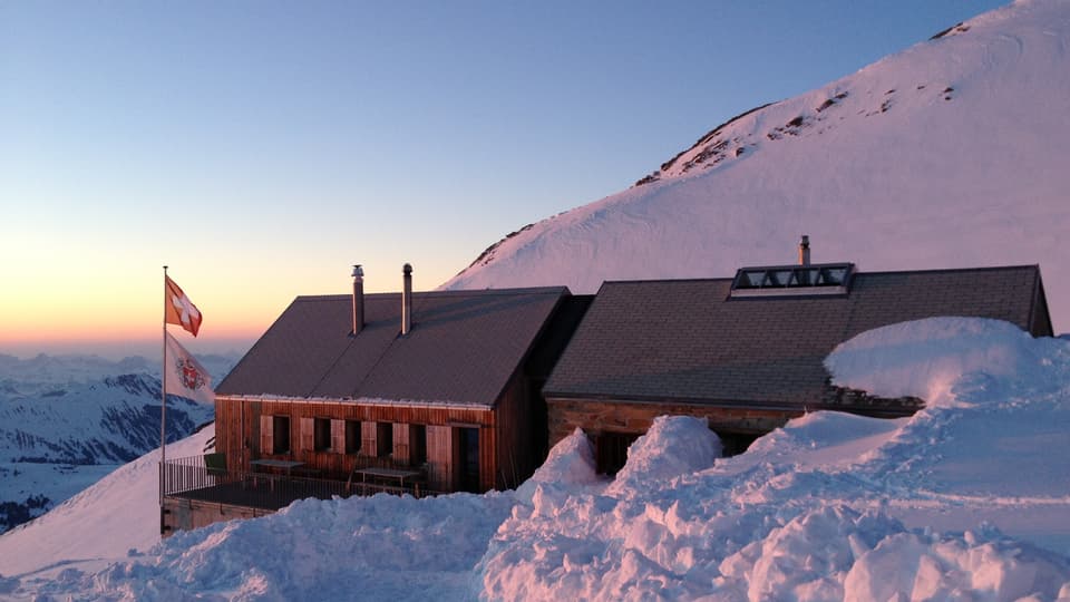 Wildstrubelhütte bei Sonnenaufgang mit einem bezaubernden Ausblick auf die umliegende Bergwelt.