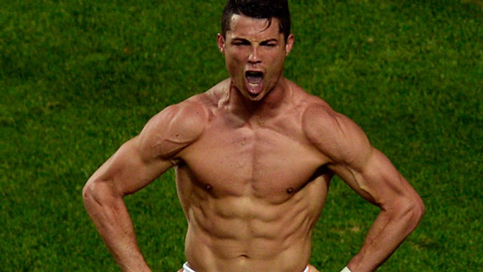 Cristiano Ronaldo posiert mit nacktem Oberkörper.