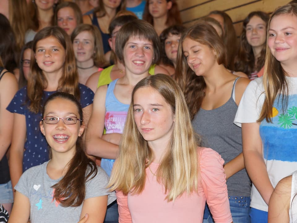 Eine Gruppe von lachenden Schülerinnen.