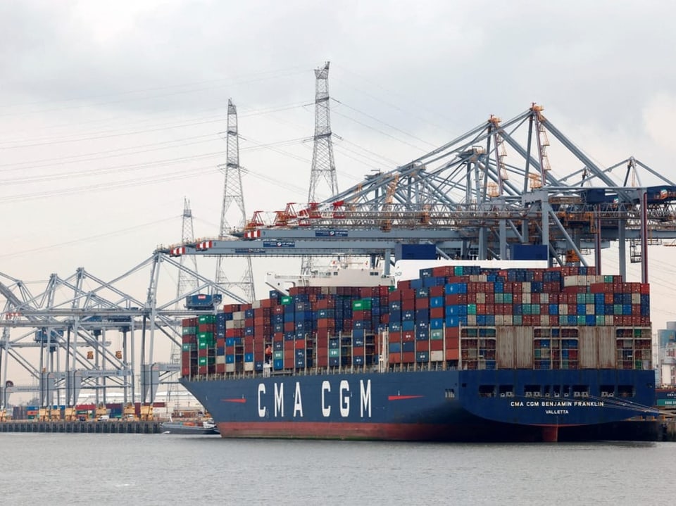 Ein Containerschiff liegt im Hafen von Antwerpen vor Anker.