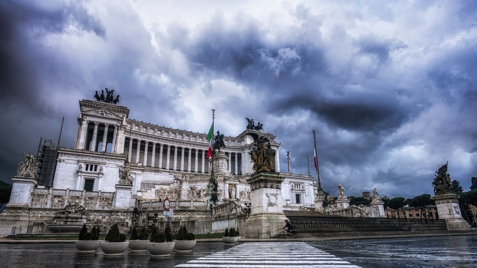 Dunkle Wolken über dem Vittorio Emmanuele Monument in Rom.
