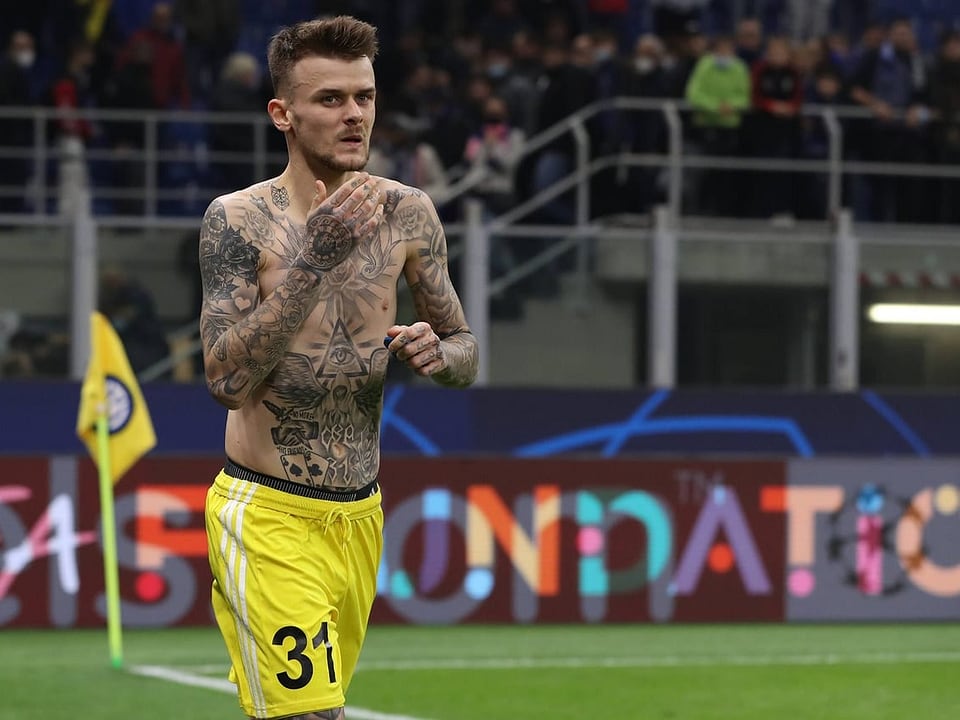 Auffälliger Typ Fussballspieler jubelt