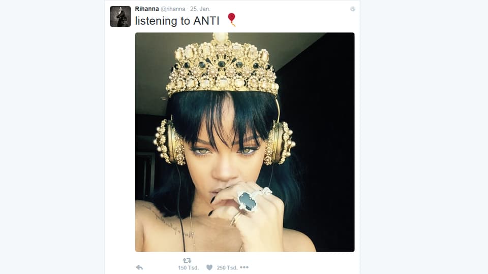 Mit diesen goldenen Designer-Kopfhörern für umgerechnet rund 9'000 Franken hört sich Rihanna ihr neues Album «Anti» an