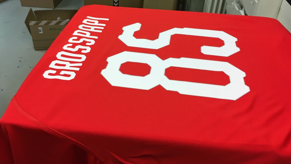 Ein fertig bedrucktes Shirt der Schweizer Nationalmannschaft mit der Aufschrift «Grosspapi 85»